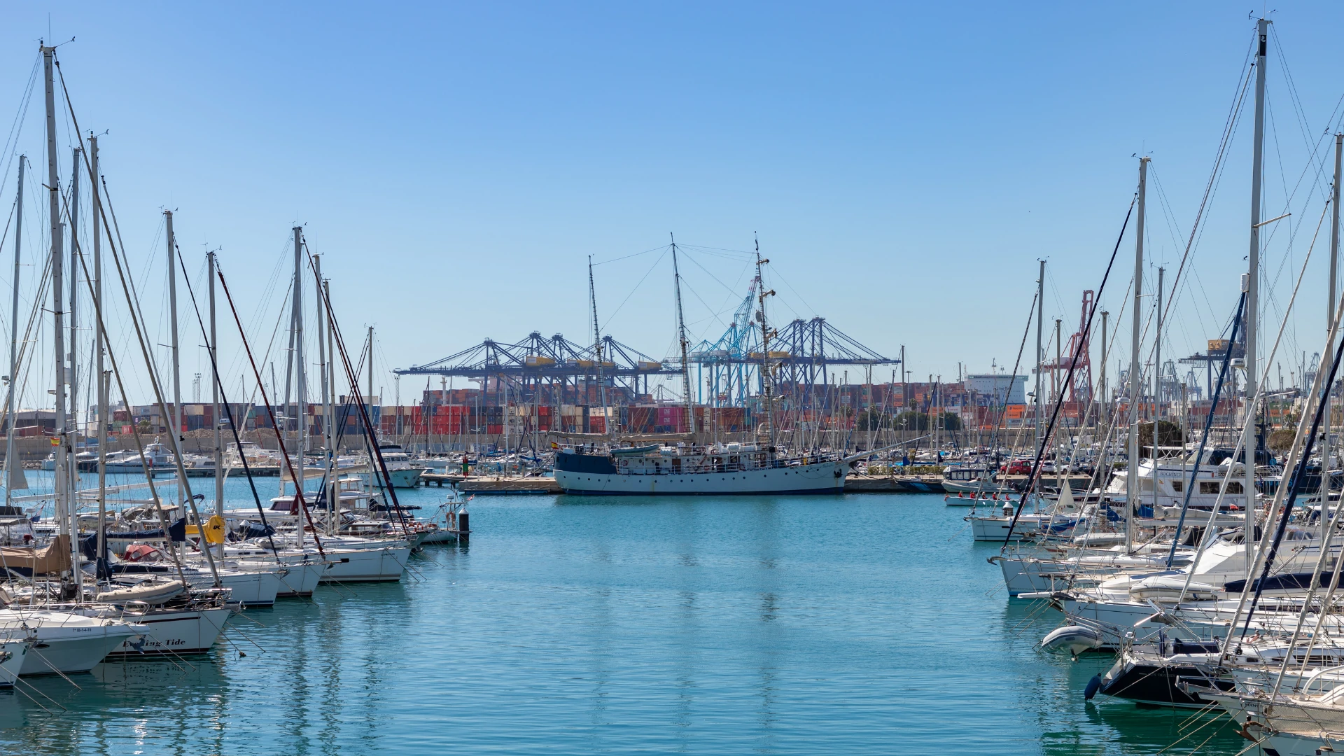 edificio veles e vents en la marina de valencia
