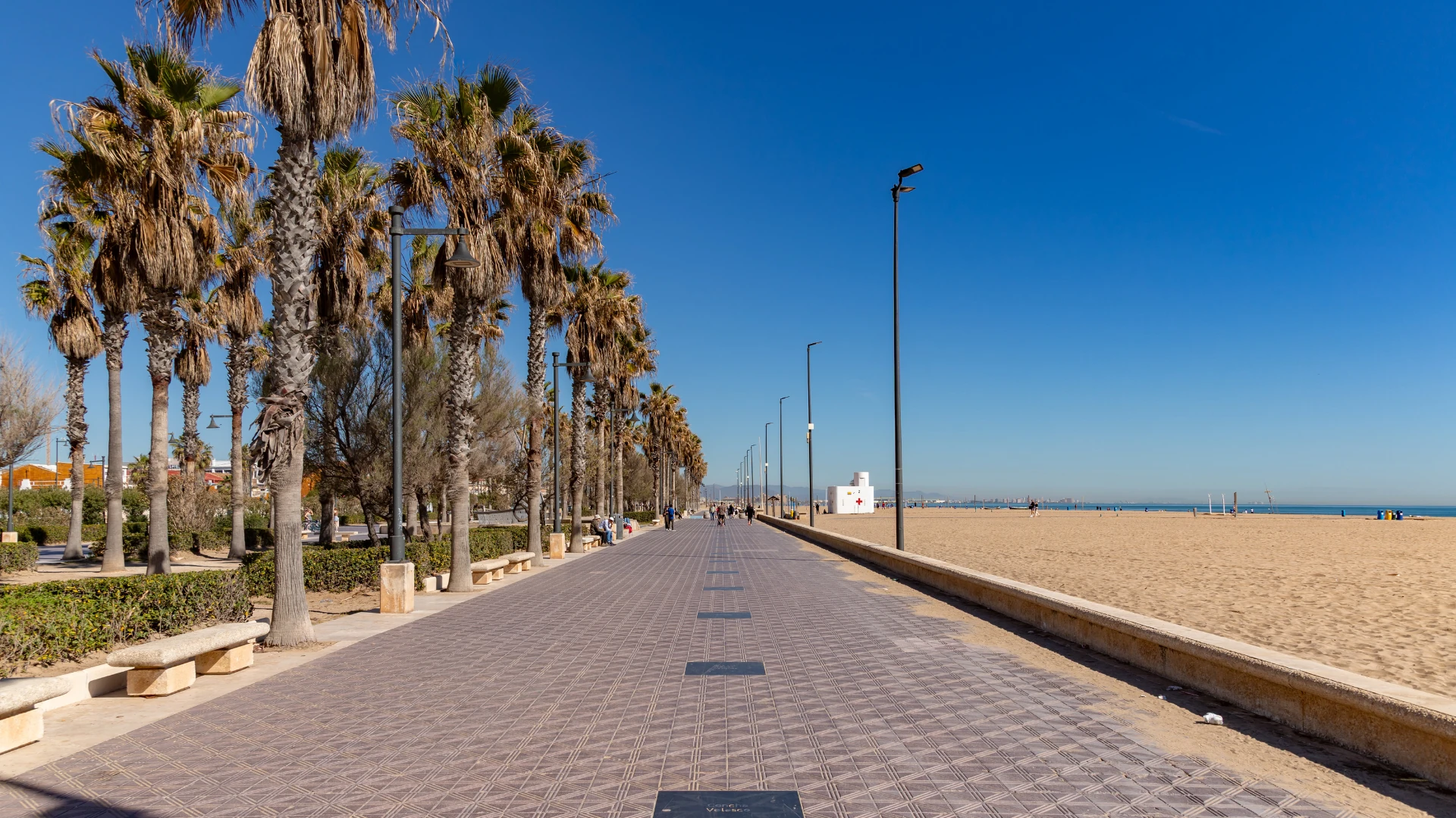 playa de la malvarrosa y paseo maritimo