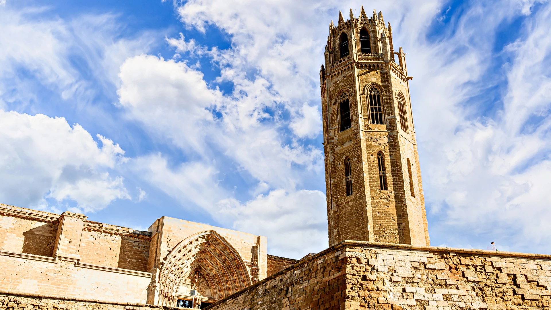 torres de serranos antigua muralla medieval valencia